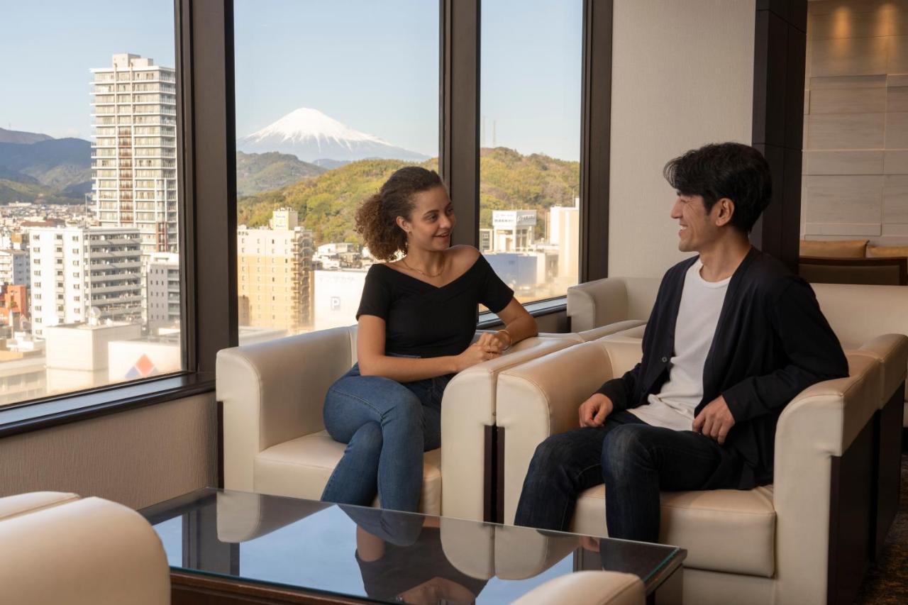 Hotel Associa Shizuoka Exterior photo A couple in a lounge at the hotel