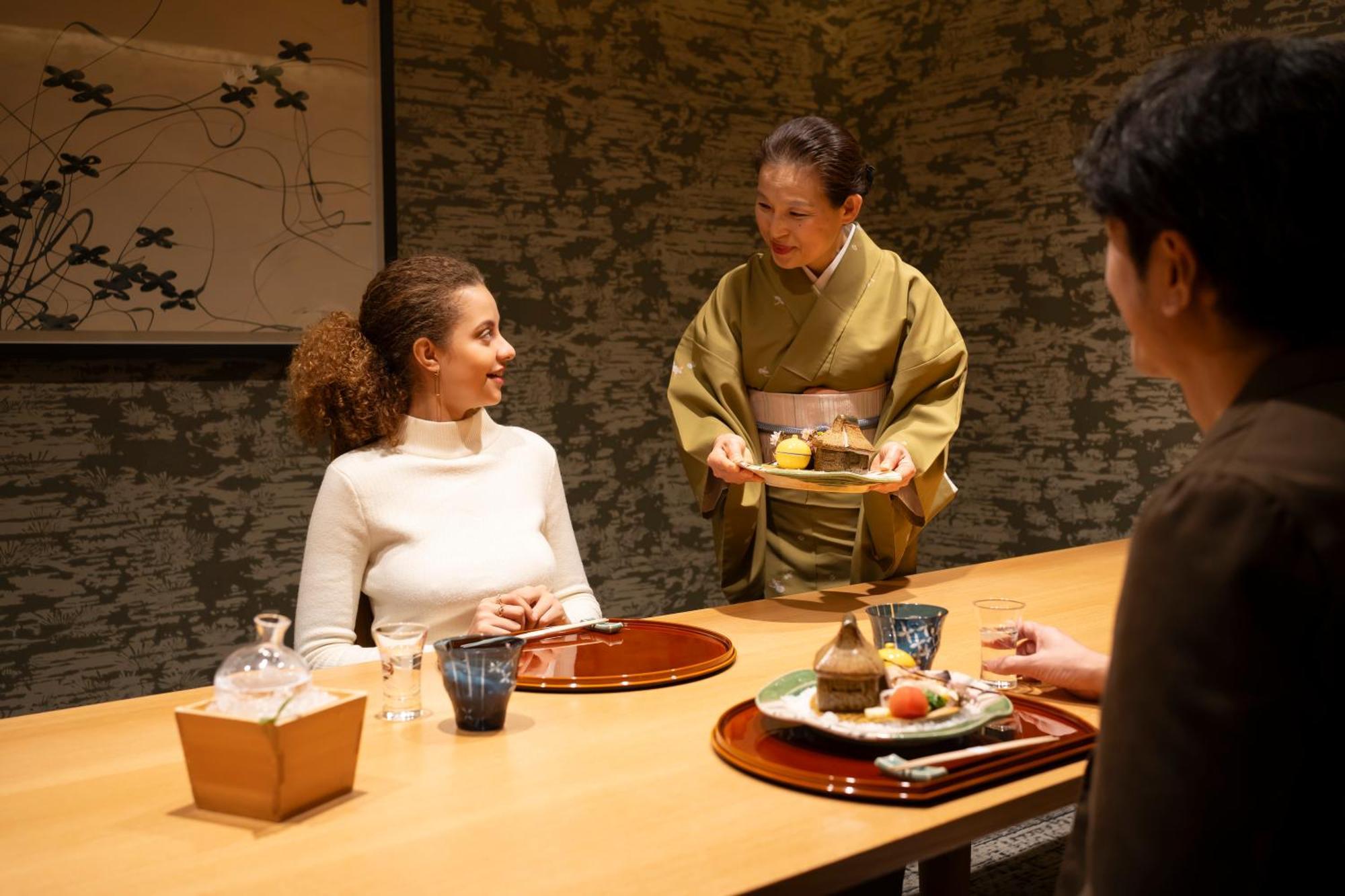 Hotel Associa Shizuoka Exterior photo A woman serving tea at a Japanese restaurant